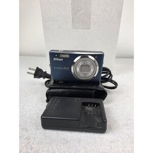 Nikon Coolpix S560 10.0 Mega Pixels 5x Optical Zoom Compact Digital Camera READ